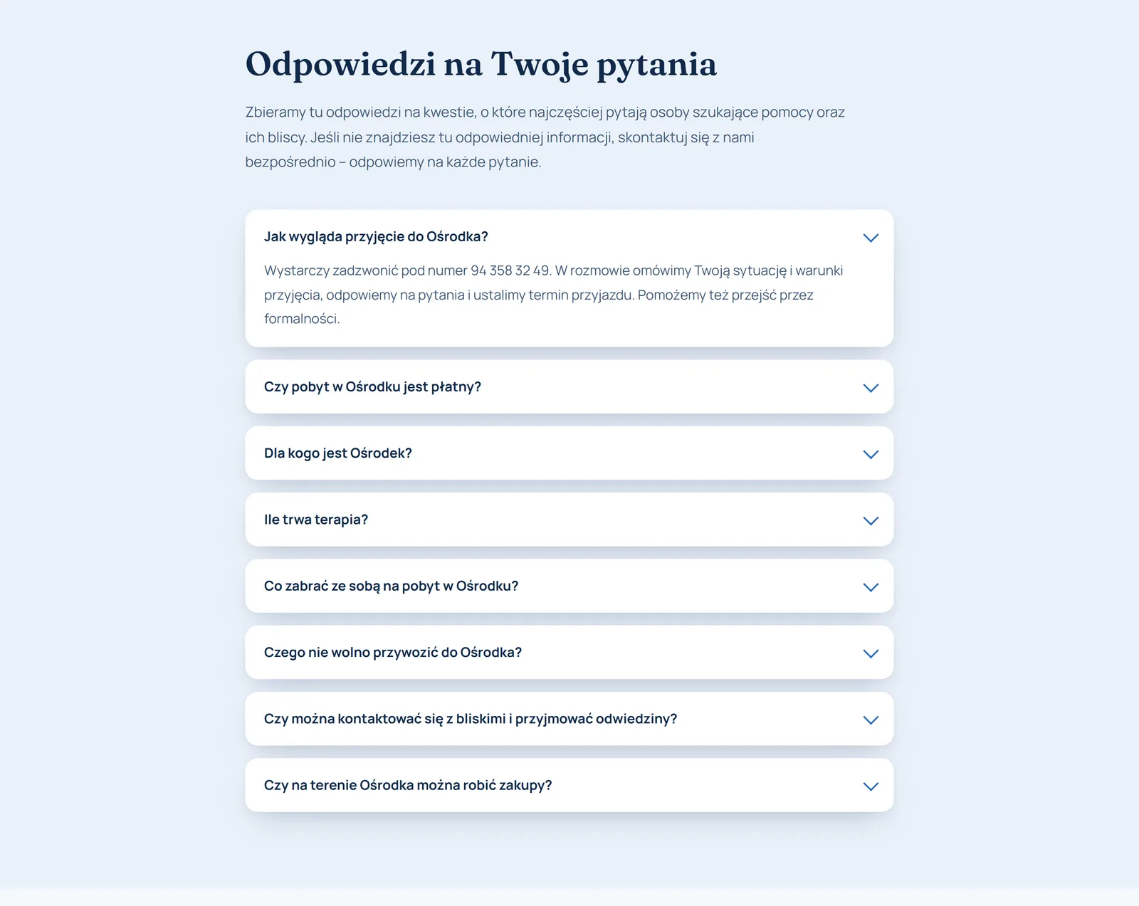 Sekcja „Odpowiedzi na Twoje pytania” z rozwiniętą odpowiedzią o procesie przyjęcia do ośrodka